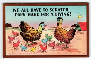 Postal de lino vintage pollos diciendo arañazos difíciles para vivir años 50 - Imagen 1 de 2