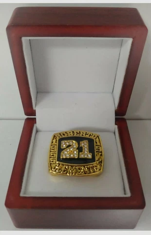 Roberto Clemente - Pittsburgh Pirates Commemorative Ring With Wooden Box Cover