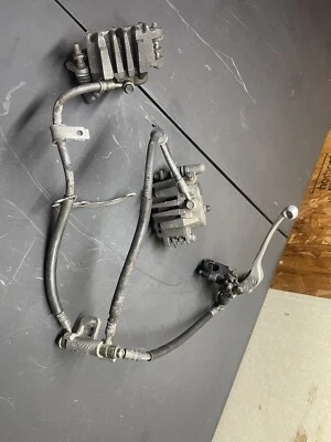 99-02 SUZUKI SV650 PINZA DE FRENO DELANTERA DERECHA IZQUIERDA Juego de línea de palanca SV 650S Pastilla OEM Foto 1 de 4