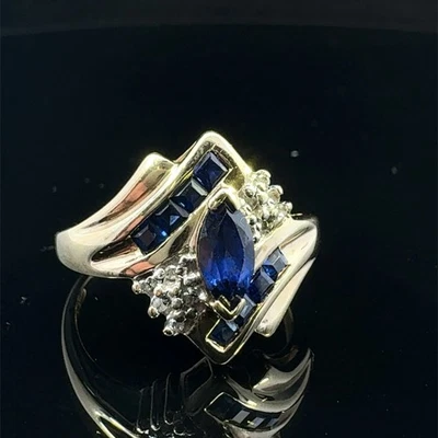 Anillo de oro amarillo de 10 quilates con diamantes y zafiros de laboratorio 3,8 gramos talla 10 (WCP033818) Foto 1 de 4