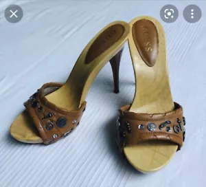 Guess Damen Woosen Absätze mit Charms und Schleifen Gr. 7-M NEU GWMIPERA - Bild 1 von 8
