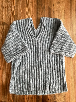 Suéter hecho a mano azul cielo manga corta, cuello en V, suéter de punto suave Foto 1 de 4