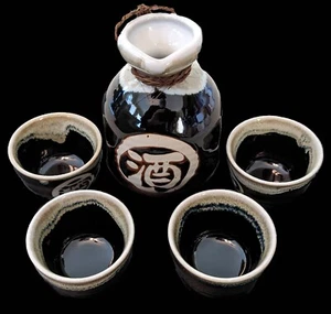 Brocca di sake giapponese con quattro tazze - vintage 1991 - NUOVA - Foto 1 di 3
