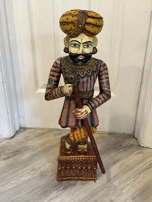 Antigua estatuilla decorativa Darban de pie pintada a mano de madera tallada Foto 1 de 4