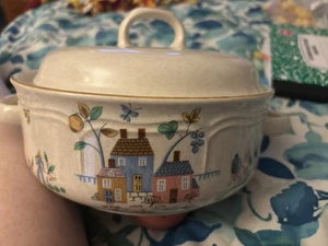 INTERNATIONAL CHINA HEARTLAND COVERED CASSEROLE DISH 1.5 QT HANDLE 7774 HOUSES - Picture 1 of 5