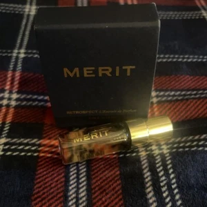 Merit Retrospect L'Extrait de Parfum Mini Travel Sample Spray 0.06 oz 2 ml - Picture 1 of 7