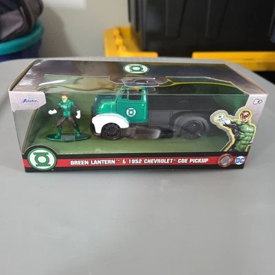 Camioneta pickup DC Universe Green Lantern y Chevrolet COE 1952 Jada Hollywood Rides Foto 1 de 4