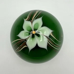 Vintage Bridgeton Studio Lampwork Kunst Glas Briefbeschwerer weiße Blume signiert 1977 - Bild 1 von 9