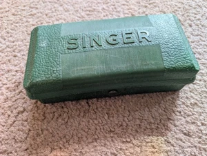 Singer Nähmaschine Knopflöcher Vintage Antik Grün Zubehör Kunststoffbox - Bild 1 von 6
