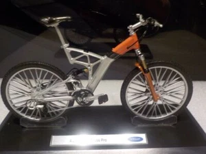 Bicicleta de Carreras - Bicicleta Audi Design Cross Pro Escala 1/10 17x10cm - Imagen 1 de 5