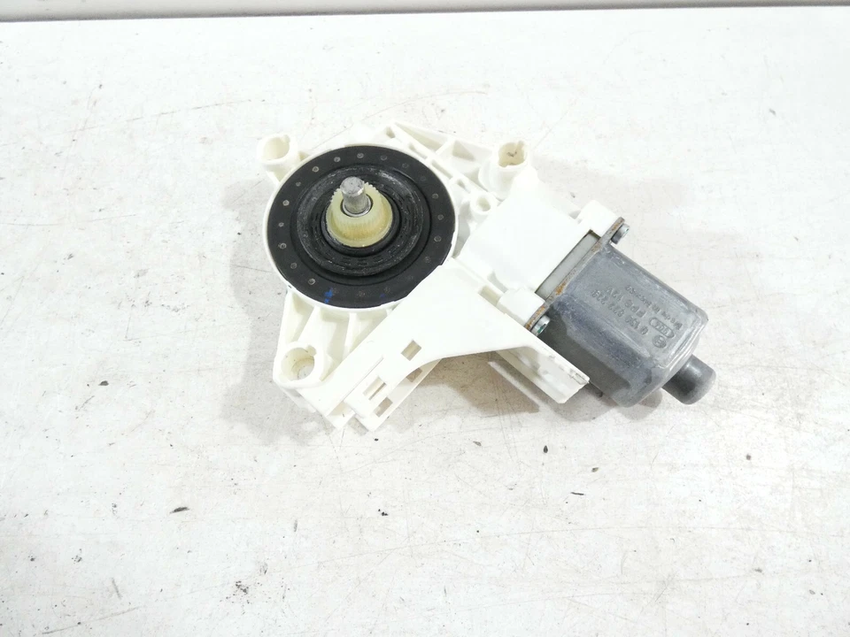 Motore alzavetro anteriore destro VW Golf V 5 anno 2008 Variant 1K5837402AJ - Immagine 1 di 1