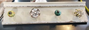  DISTRESSED WOOD WALL COAT RACK WITH FOUR Decorative Porcelain And Metal KNOBS - Picture 1 of 8