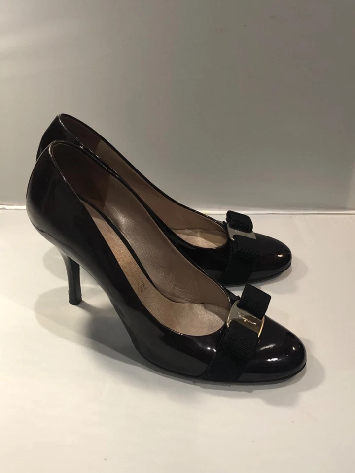 Salvatore Ferragamo лакированная кожа Vara бант каблуки размер 8 (орг цена $850) - Изображение 1 из 4