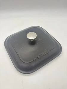 Staub 7,5x7,5 pollici coperchio per teglia da forno in ceramica solo nero - usato - Foto 1 di 4
