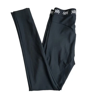 Leggings Yitty By Lizzo tiro alto negros logotipo cintura longitud completa pequeños Foto 1 de 4