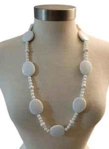 Collar vintage de acrílico blanco con cuentas broche de langosta tono plateado - Imagen 1 de 4