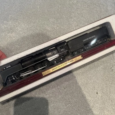 Atlas Edition Union Pacific FEF Class Modelleisenbahn Lokomotive auf Sockel - Bild 1 von 4