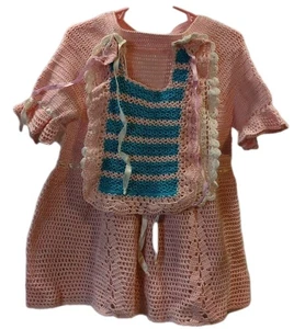 Vestido rosa tejido a mano para niñas con 2 baberos tejidos a juego medidas 12" en el pecho - Imagen 1 de 9