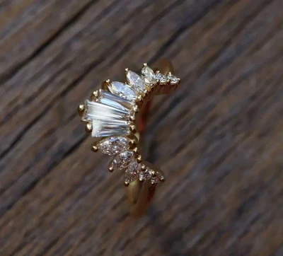 Anillo de aniversario de diamantes creado en laboratorio corte baguette de 1 quilates enchapado en oro 925 de 14 k Foto 1 de 4