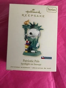 Hallmark Andenken Ornament 2008 Spotlight patriotische Freunde Snoopy Peanuts 11. #11 - Bild 1 von 1