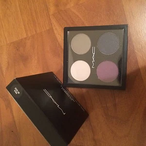 BNIB, MAC Eyeshadow Quad "HOLD MY GRAZE", Ltd Ed, 100% Authentic - Picture 1 of 3
