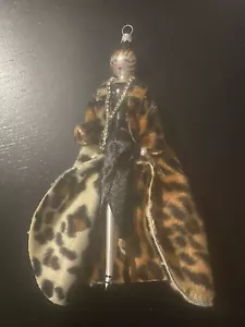 Neiman Marcus De Carlini Fashionista im Gepard Mantel Party Ornament 7" hoch - Bild 1 von 2