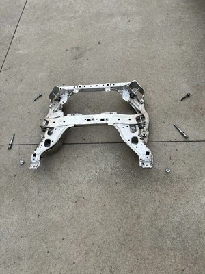 06-13 BMW E90 E91 E92 325I 328I 330I 335I SUBCHASIS DELANTERO TRAVESAÑO TRACCIÓN TRASERA 48K millas Foto 1 de 4