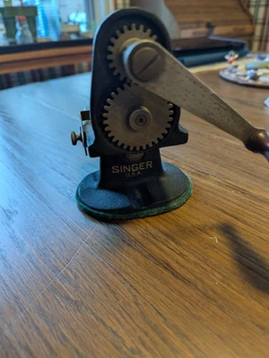 Máquina rosadora vintage SINGER manivela tijeras de hierro fundido herramienta de costura para acolchar Foto 1 de 4