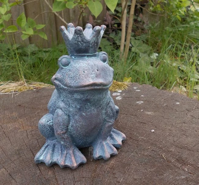 Gartenfigur Frosch / Froschkönig Skulptur Gartendeko Bronzefarben 15 cm inkl. Vk - Bild 1 von 1