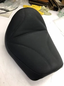 P/N 2872164 Negro Genuino Indian Motocicleta Touring Asiento Frontal Solo FABRICANTE DE EQUIPOS ORIGINALES NUEVO (2) - Imagen 1 de 5
