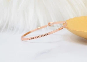 LA VIE EST BELLE | Inspirierte Botschaft Gravur Einfacher Armreif | ROSE - Bild 1 von 9