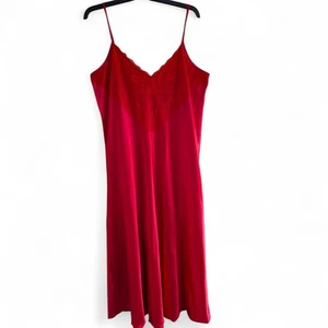 Ex Chain Store Luxus rotes Satin Nachthemd lange Länge Nachthemd Gr. 22-24 - Bild 1 von 4
