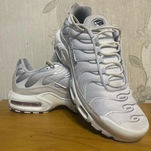 Taglia 9,5 - Nike Air Max Plus TN platino puro/argento - FN7813-001 - Foto 1 di 11