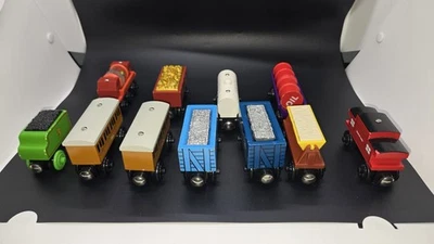 Lote de material rodante ferroviario de madera Thomas Annie Clarabelle vagones cisterna caboose Foto 1 de 4