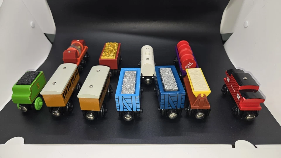 Lote de material rodante ferroviario de madera Thomas Annie Clarabelle vagones cisterna caboose Foto 1 de 4