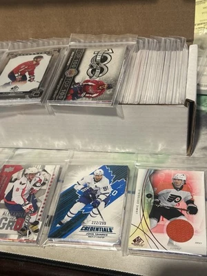 ¡Paquetes misteriosos de tarjetas de hockey! ¡Éxitos garantizados! 10-12 tarjetas novatos/insertos/numeradas Foto 1 de 3