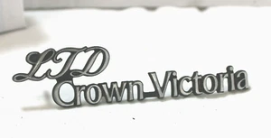 1982-1987 FORD LTD CROWN VICTORIA EMBLEM/LOGO CHROME SCRIPT LEFT SAIL PANEL - Picture 1 of 10