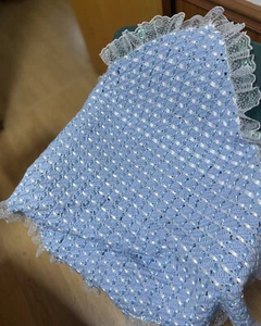 Bebé Hecho a Mano Azul Afgano Ganchillo Con Cinta Blanca y Azul Tejida 34x30 - Imagen 1 de 4