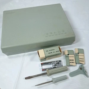 Juego de accesorios de costura vintage Kenmore Sears Roebuck estuche verde pie ojal - Imagen 1 de 10