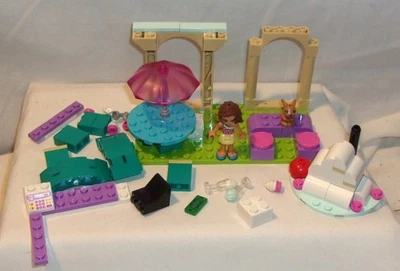 LOTE DE PIEZAS CON LOGOTIPO - MINIFIGURA AMIGOS, CABALLOS, PIEZAS DE JARDÍN, MESA Y PIEZAS PEQUEÑAS Foto 1 de 4