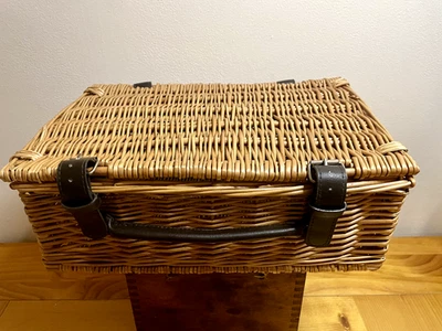 Handmade Wicker Basket Hamper Picnic 38cm x 25cm x 14cm with Lid - Image 1 of 4