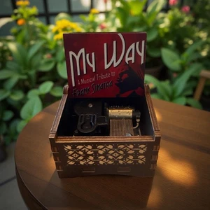 Handgefertigte Spieluhr "My Way" von Frank Sinatra aus Holz zum Aufziehen - Bild 1 von 2