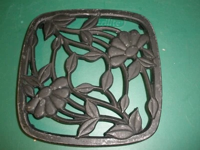 Remache de metal de hierro fundido Princess House negro floral 6,5"x6,5" Foto 1 de 4