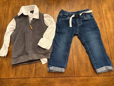 Chicos 3 piezas Conjunto Talla 2T Chaleco Polar, Guess Jeans, Corte Redondo Camisa Blanca Usada en Excelente Condición Foto 1 de 4