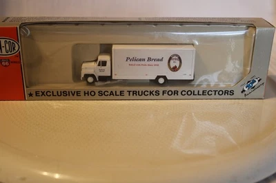 HO Scale Con-Cor, 28' Moving Truck, Pelican Bread, White #004-001090 - Image 1 of 3