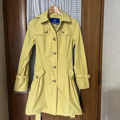 Gabardina Burberry Blue Label Back Flare amarilla con capucha nailon talla 38 #EK ABA Foto 1 de 4