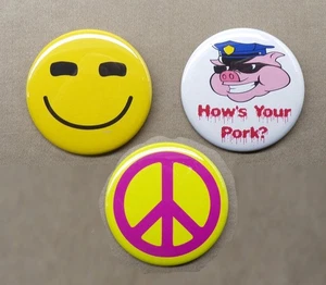 How's Your Pork mit Schwein, Peace Zeichen, lächelndes Gesicht groß 2,25" Knöpfe Flaggeg - Bild 1 von 3