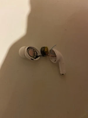Broken Apple AirPods Pro A2084 Left Earbud - White - Image 1 of 2