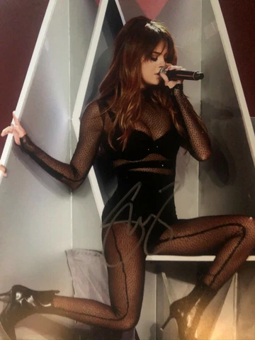 Signed photo of Selena Gomez 10x8 with COA Cover