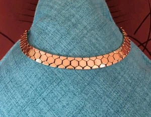 Collana girocollo vintage corona Trifari nido d'ape tono oro bellissima - Foto 1 di 8